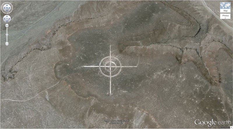 círculos concéntricos en una cruz, en el desierto de nevada