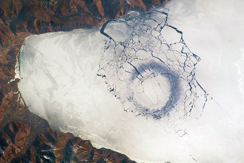 círculos de hielo en el lago Baikal, Rusia