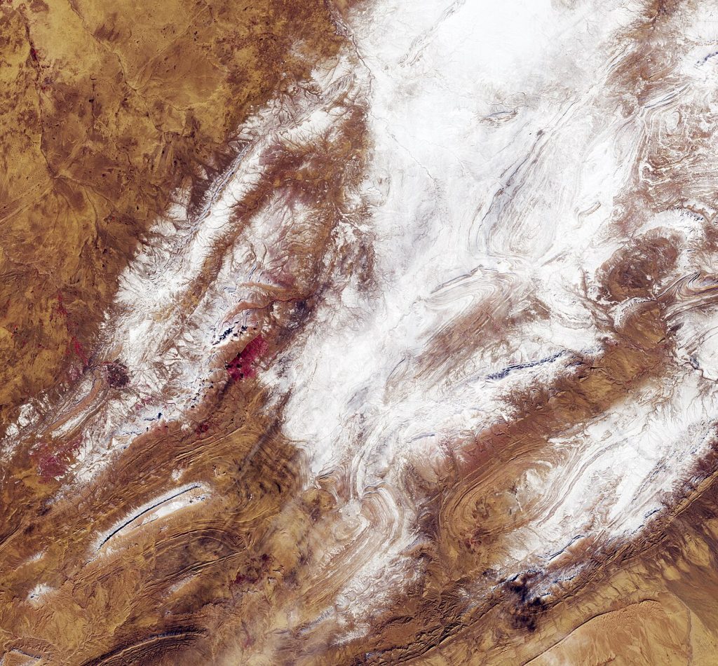 vista de satélite de la nieve en el desierto de Sahara