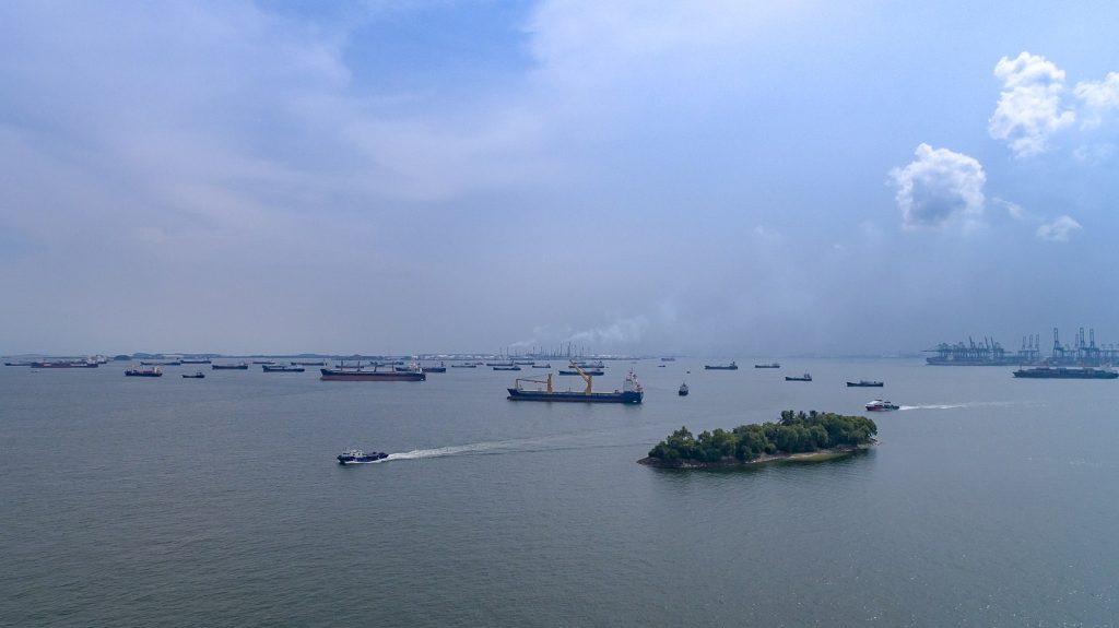 barcos en el estrecho de malaca