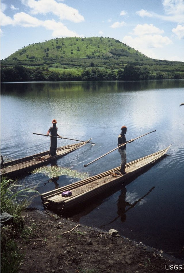 Pescadores a la orilla del Nyos