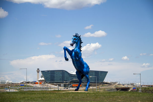 estatua de "Blucifer" del Aeropuerto Internacional de Denver 