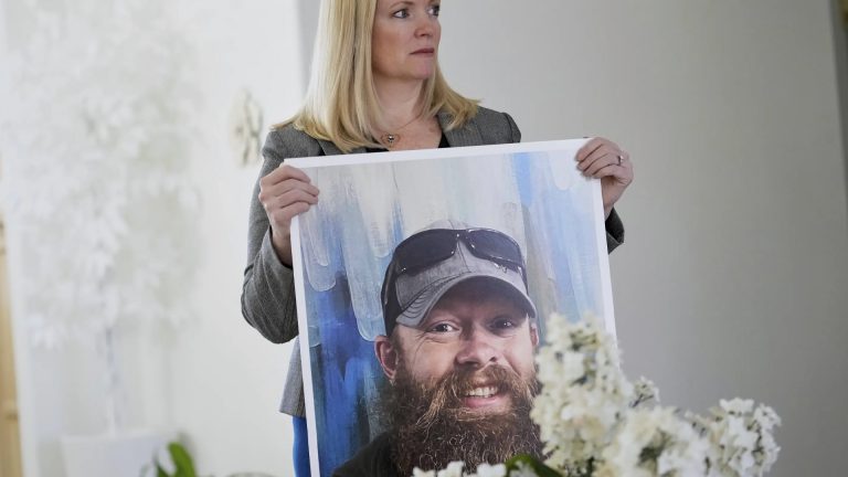 Stacey Wales con una foto de su hermano Christopher Pelkey