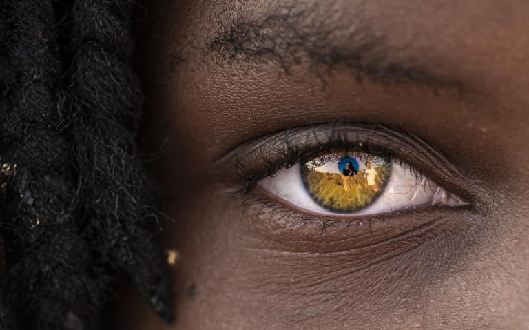 mujer con ojos dorados