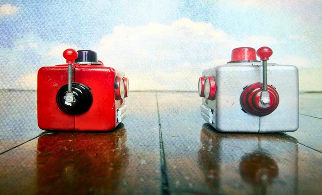 Dos pequeños robots