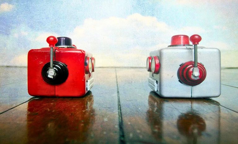 dos pequeños robots