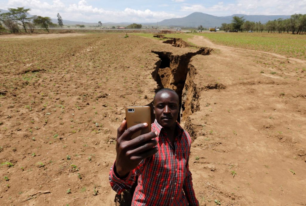Un hombre se toma una selfie frente a la gran grieta en el Rift de África Oriental.