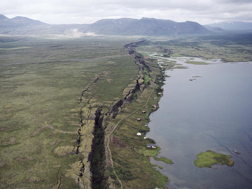 Vista aérea de la orilla del lago Thingvallavatn en el Parque Nacional Thingvellir.