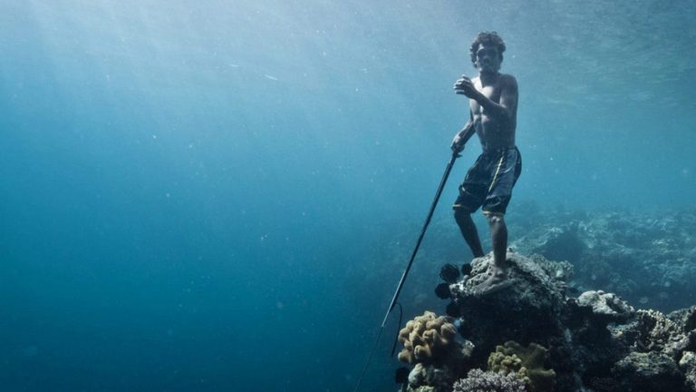 hombre bajo el mar