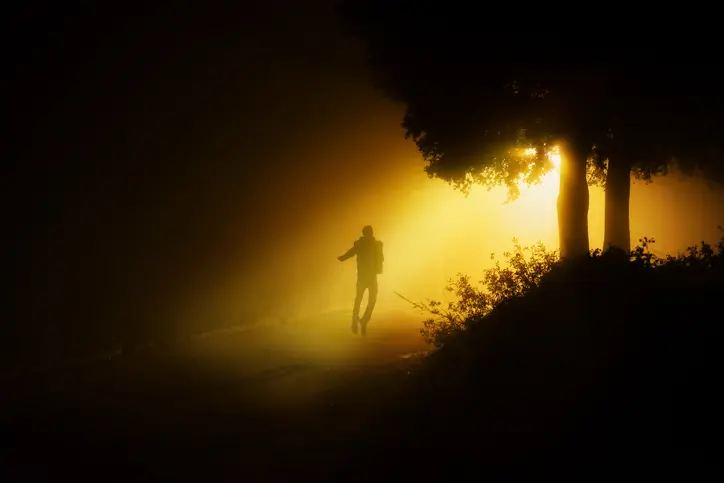 hombre siendo secuestrado por una luz