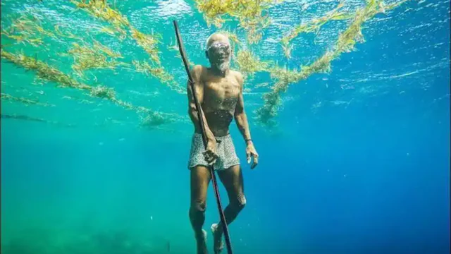 hombre bajo el mar