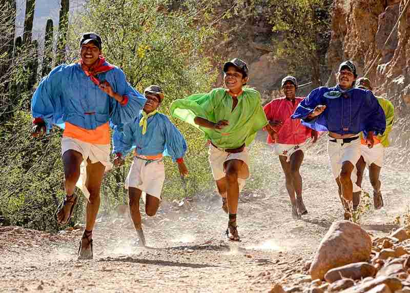 los Tarahumaras corriendo