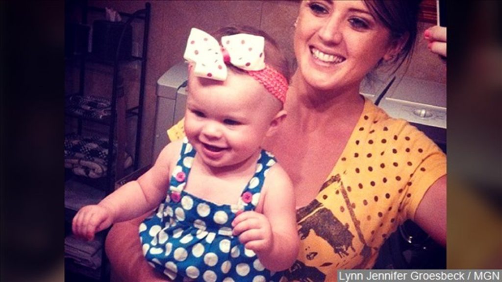 Lily Groesbeck con su madre Lynn Jennifer Groesbeck.